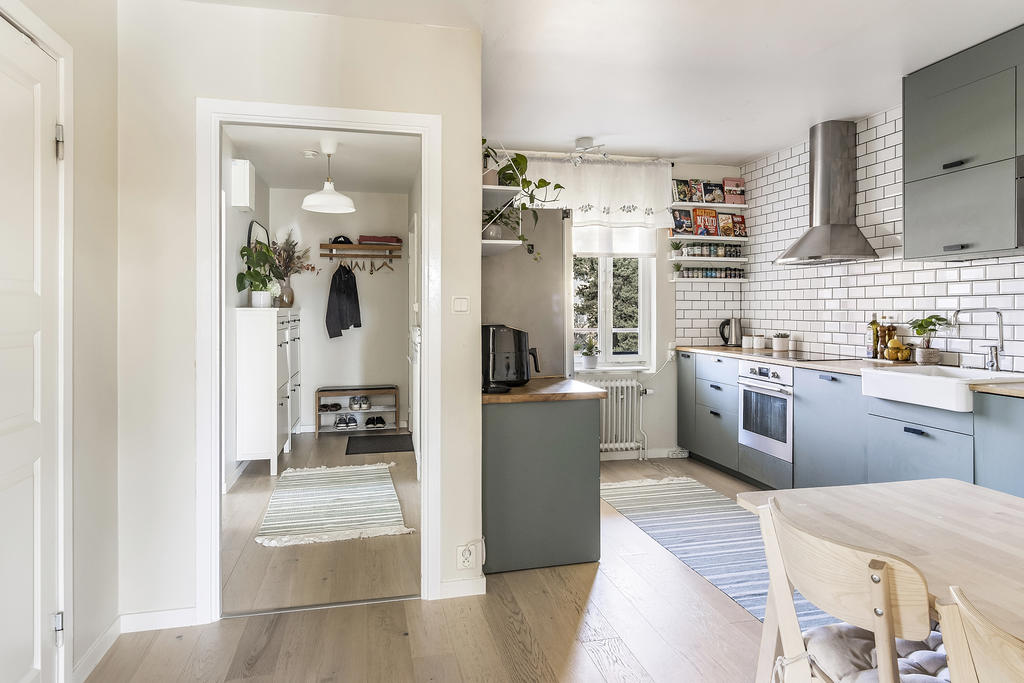 Modernt kök med matplats