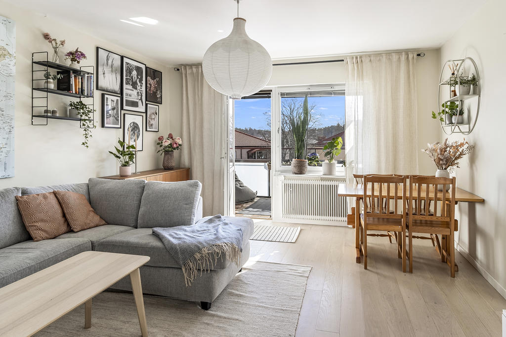 Rymligt vardagsrum med plats för matbord