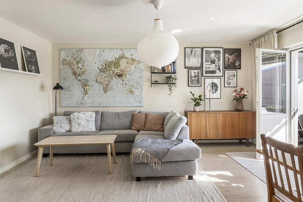 Vardagsrum med utgång till balkong