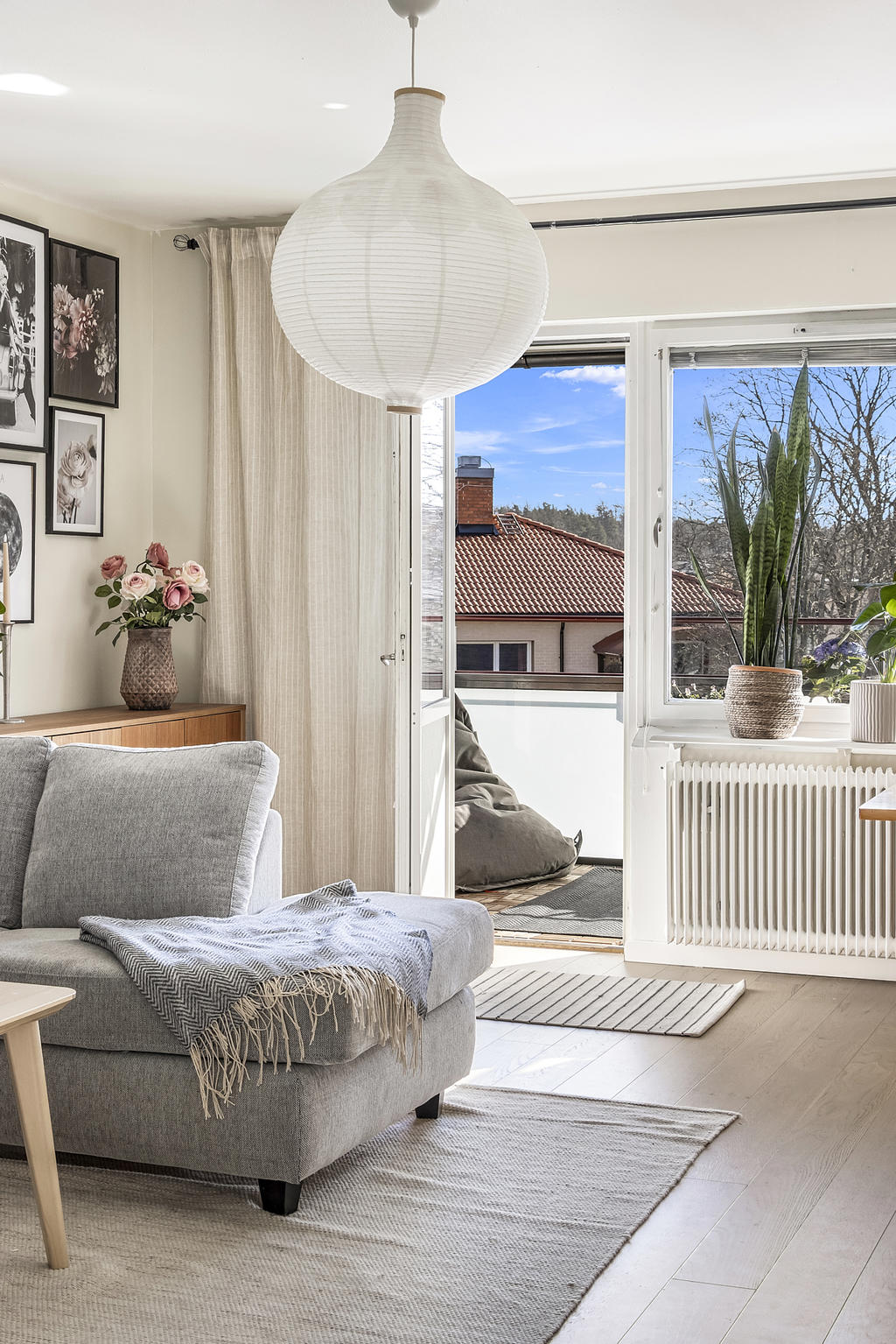 Utgång till balkong från vardagsrum