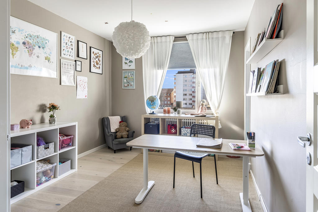 Sovrum 2 med klädkammare