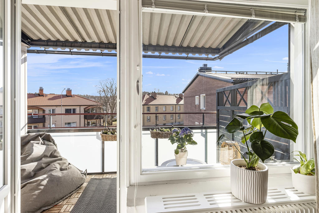 Utgång till solig balkong