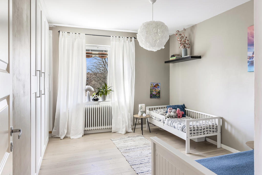 Sovrum 1 med garderober