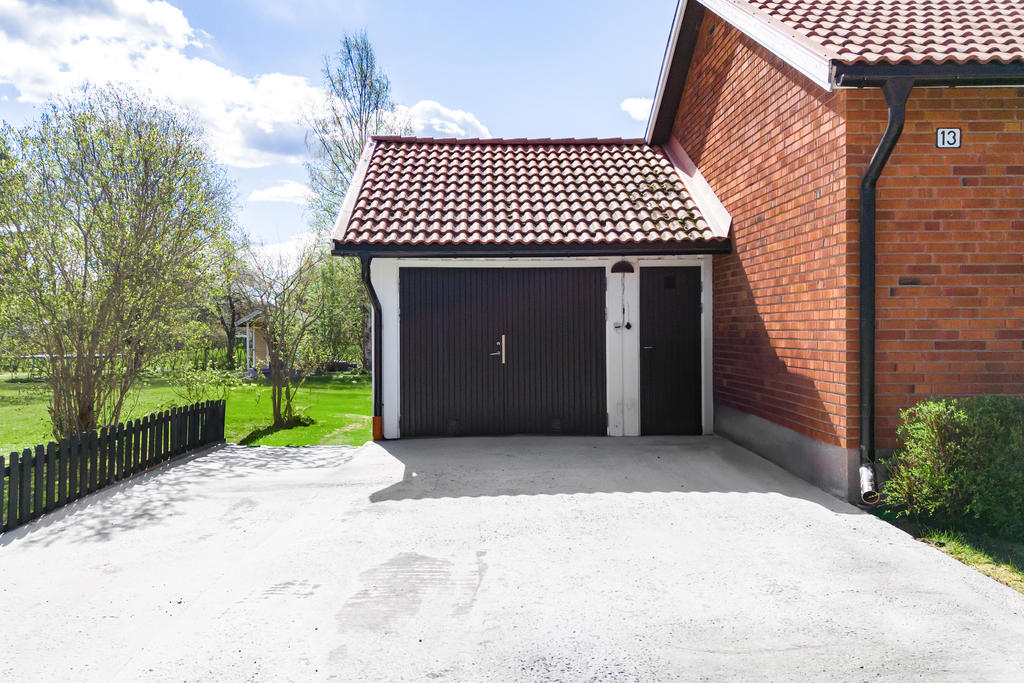 Vidbyggt garage och uppfart med gjuten betongplatta