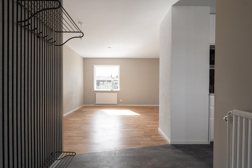 Entréhall mot vardagsrum