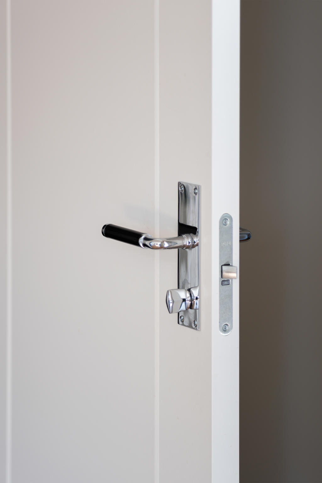 Detaljbild toalettdörr