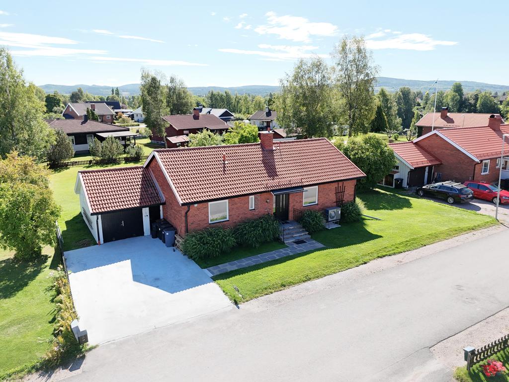 Vidbyggt garage och uppfart med gjuten betongplatta
