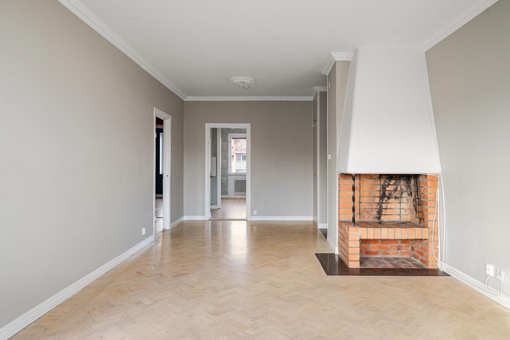 Vitlackad fiskbensparkett målade väggar