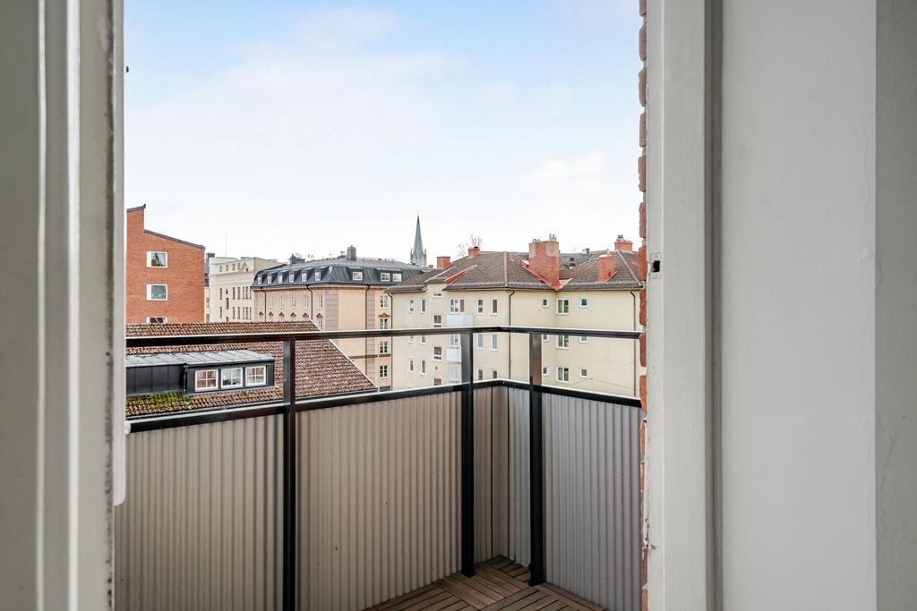 Balkong med utsikt över takåsarna mot stan
