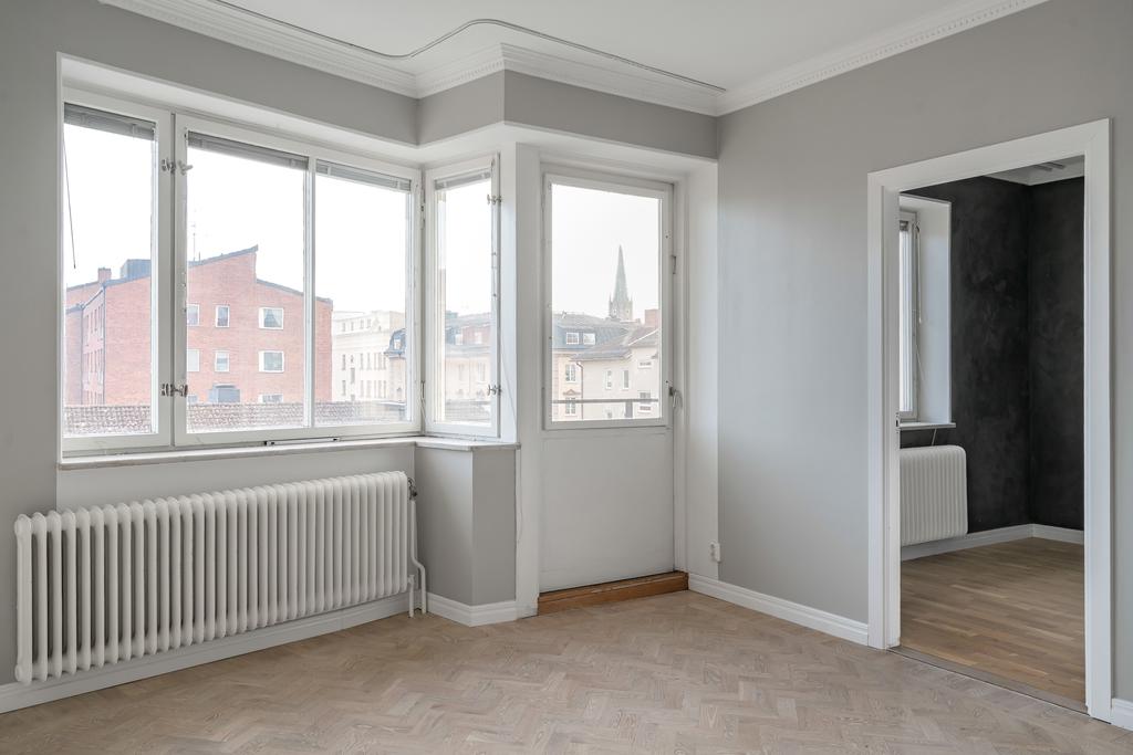 Stort fönsterparti i vardagsrummet