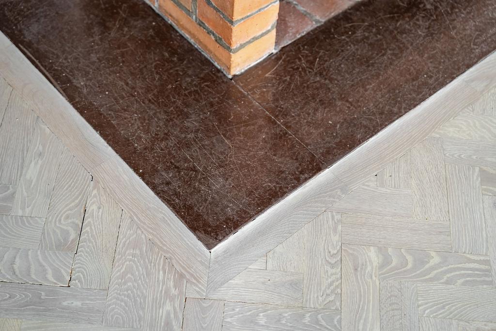 Infälld kalksten runt den öppna spisen