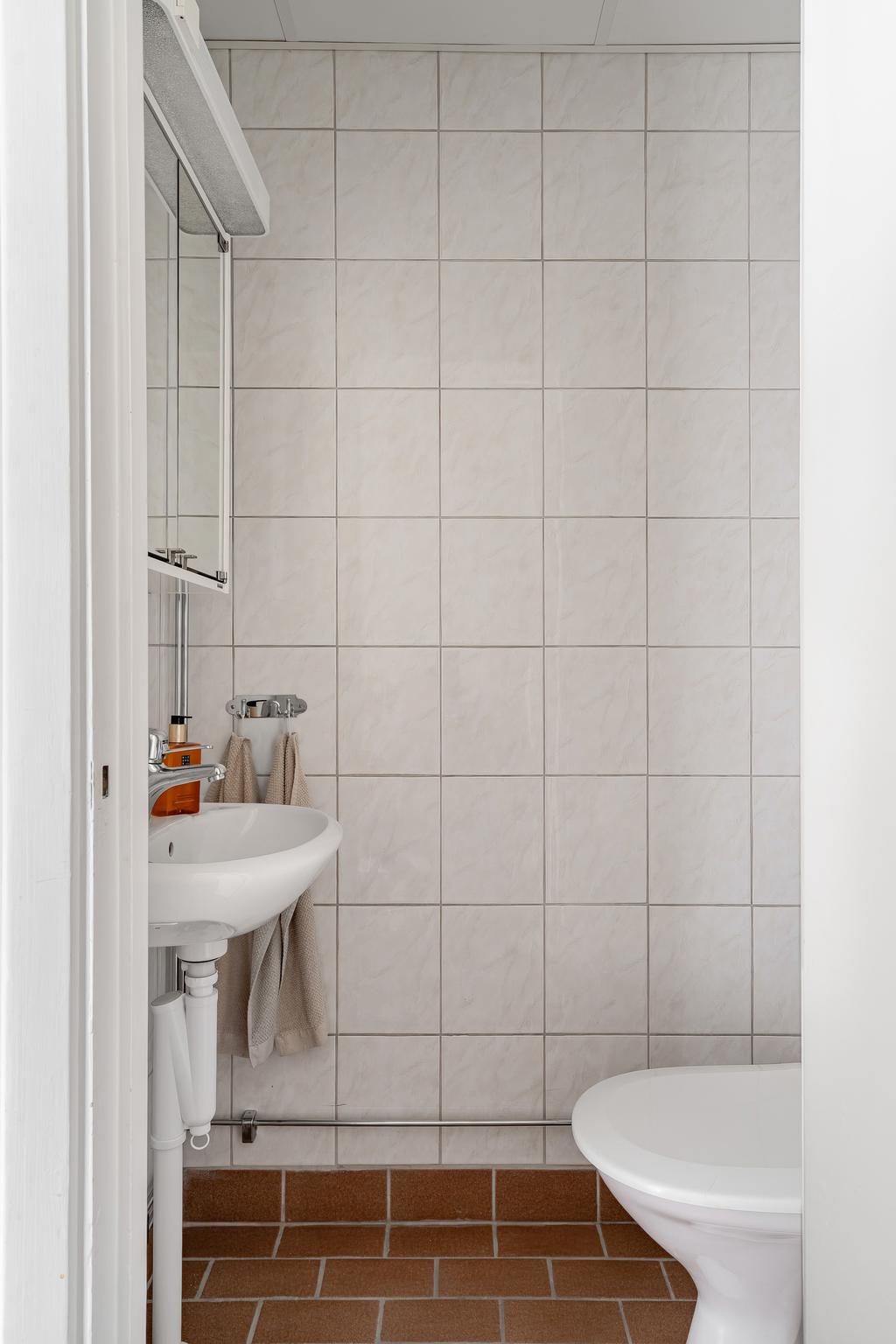 Helkaklad gästtoalett intill entrén