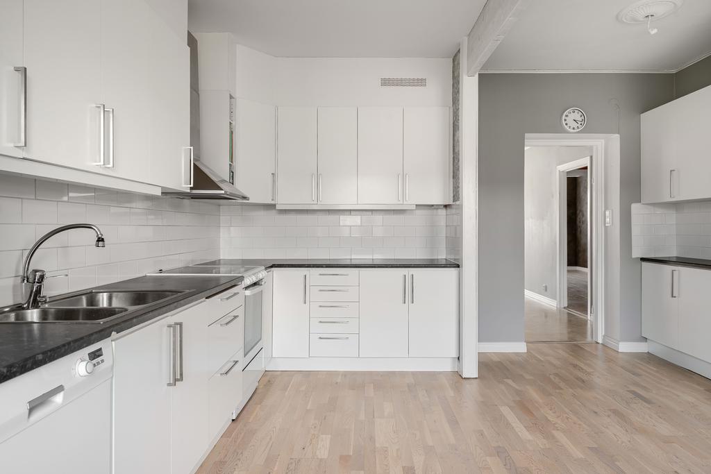 Stort kök med stilrena materialval