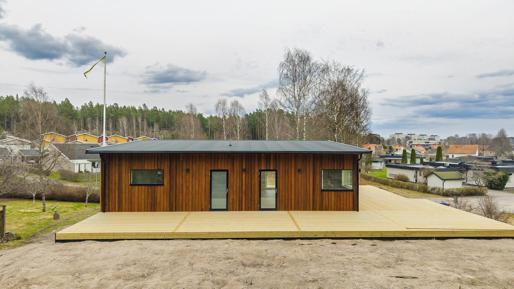 Underbar terrass som sträcker sig runt huset