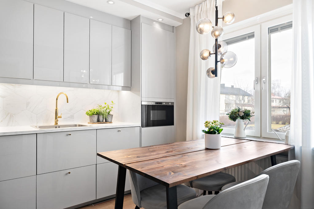 Renoverat kök som går i en grå/beige ton. 