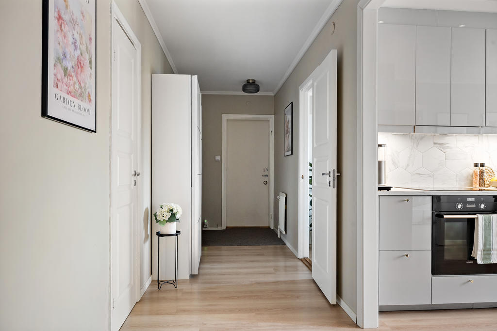 Stor och välkomnande hall med bra förvaring. 