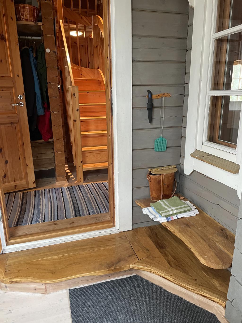 Från uterummet leder det in till huset