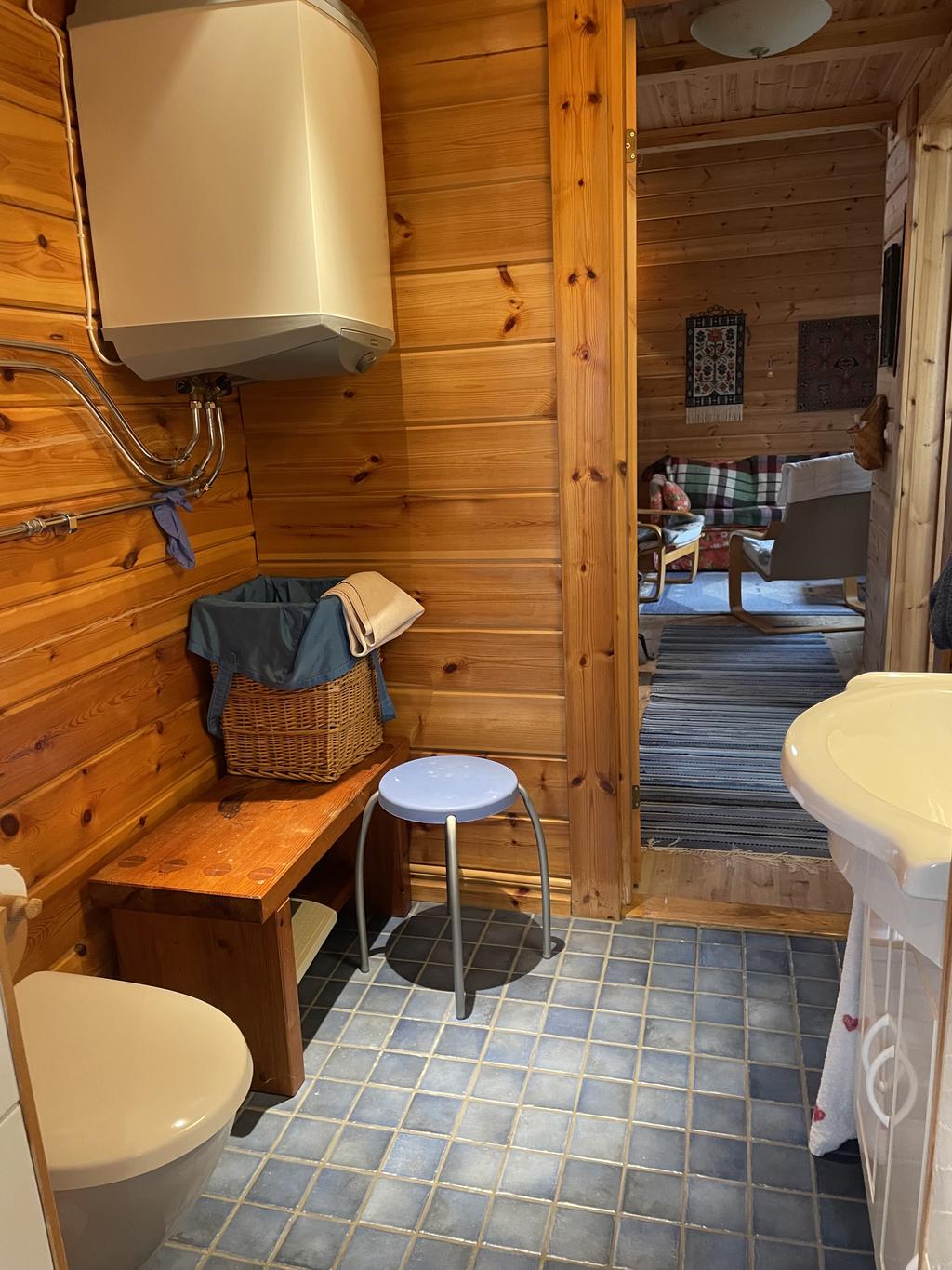 Badrum med dusch i huvudhuset