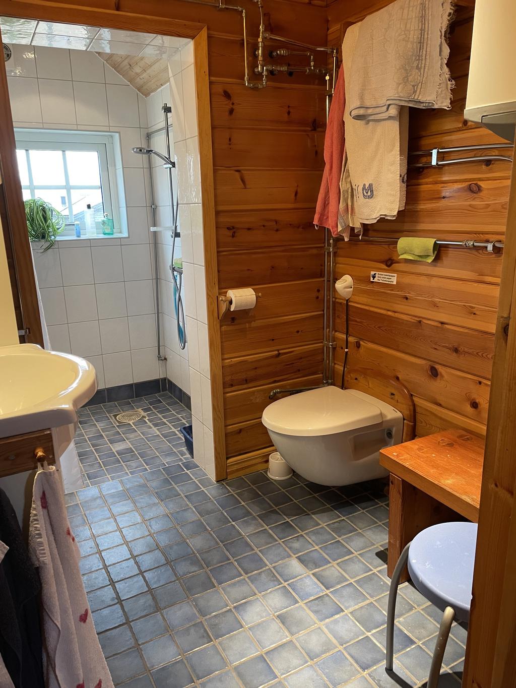 Badrum med dusch i huvudhuset
