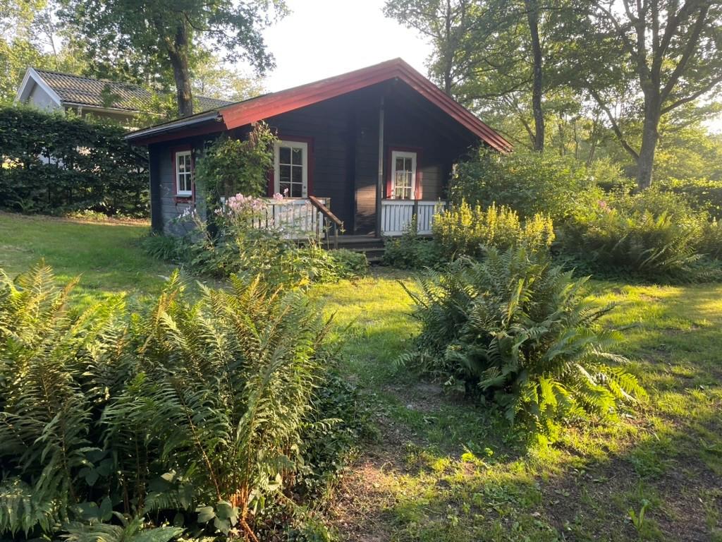 Säljarens egen sommarbild - Gästhuset med två sovrum och egen toalett