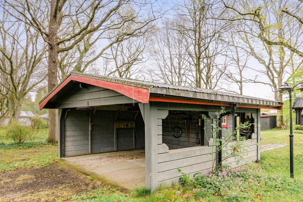 Carport med förrådsutrymmen på baksidan
