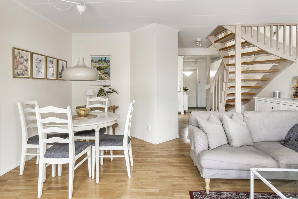 Plats för middag med vänner i vardagsrum