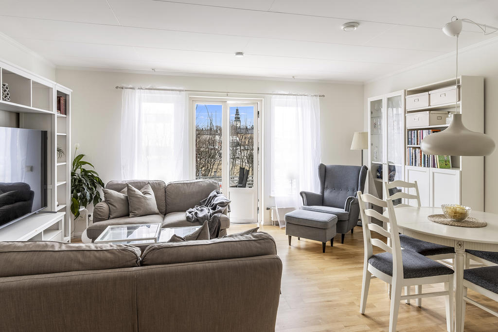 Vardagsrum med utgång till uteplats