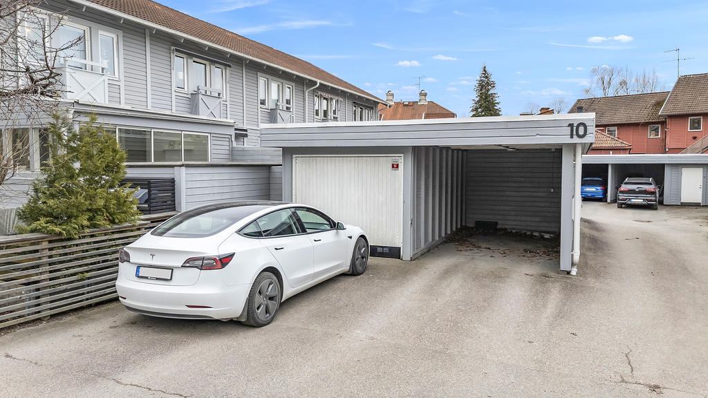 Parkering utanför dörren.