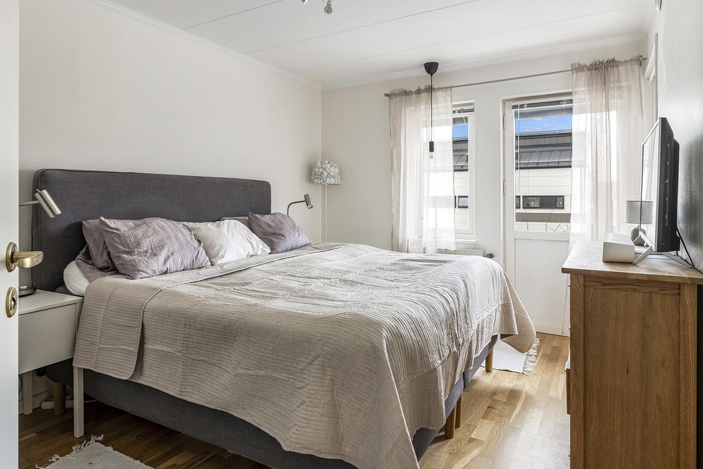 Sovrum på övre plan med utgång till balkong