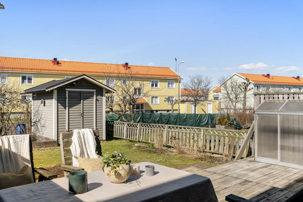 Härlig trädgård i västerläge