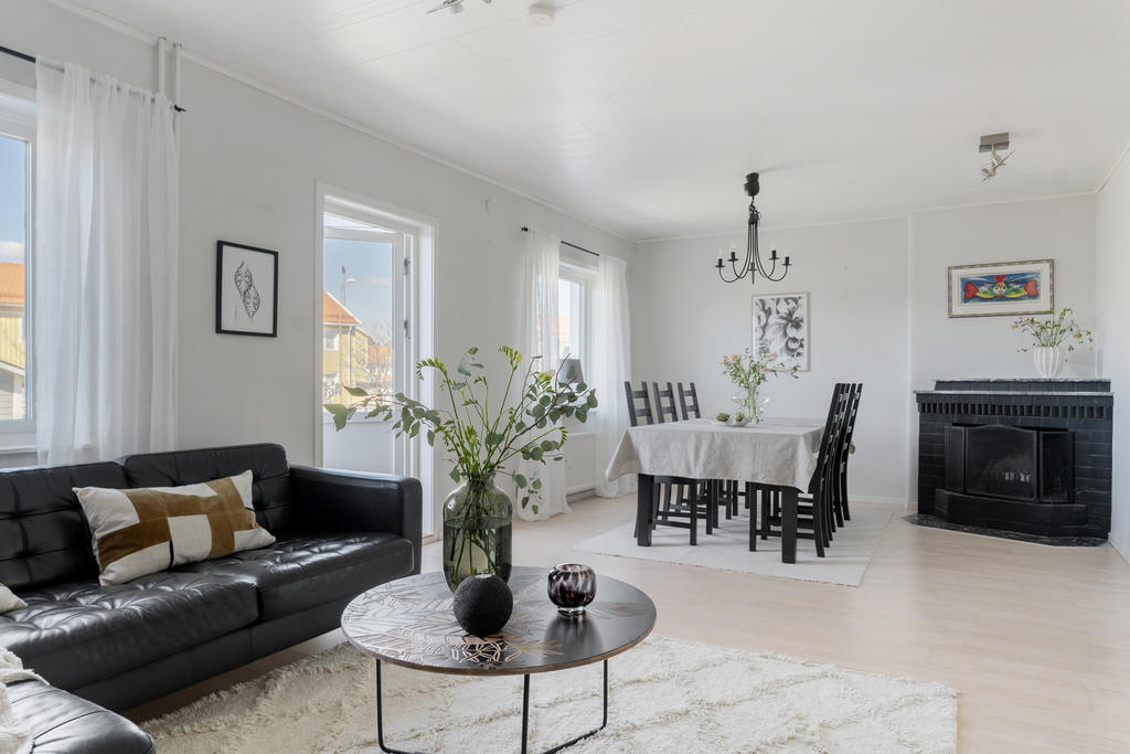 Vardagsrum med plats för matbord 