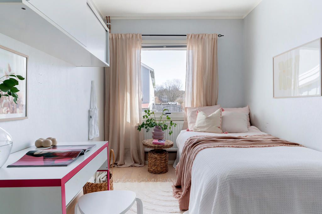 Sovrum ett med plats för säng och skrivbord