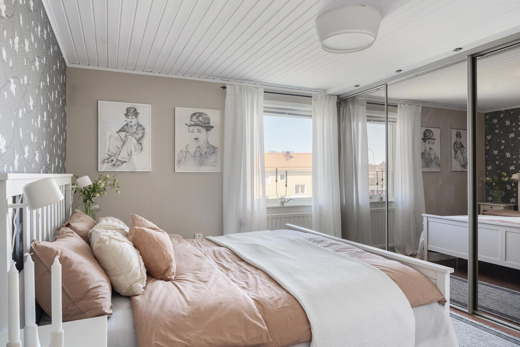 Sovrum två med plats för dubbelsäng och med bra klädförvaring