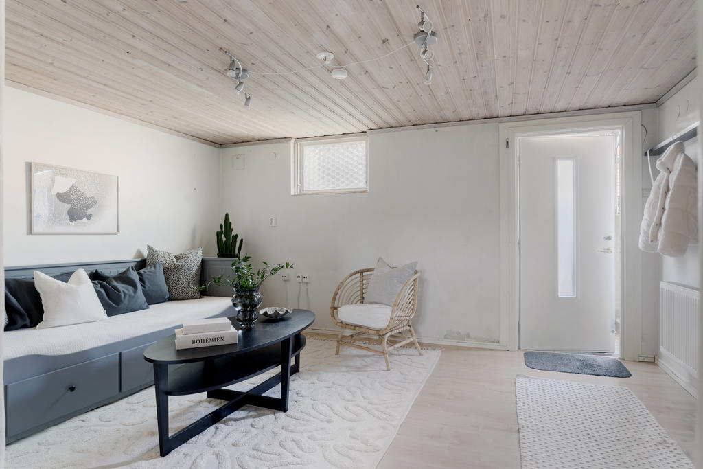 Allrum/ sovrum med utgång till trädgården