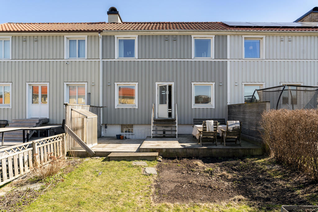 Trädgård och altan i västerläge