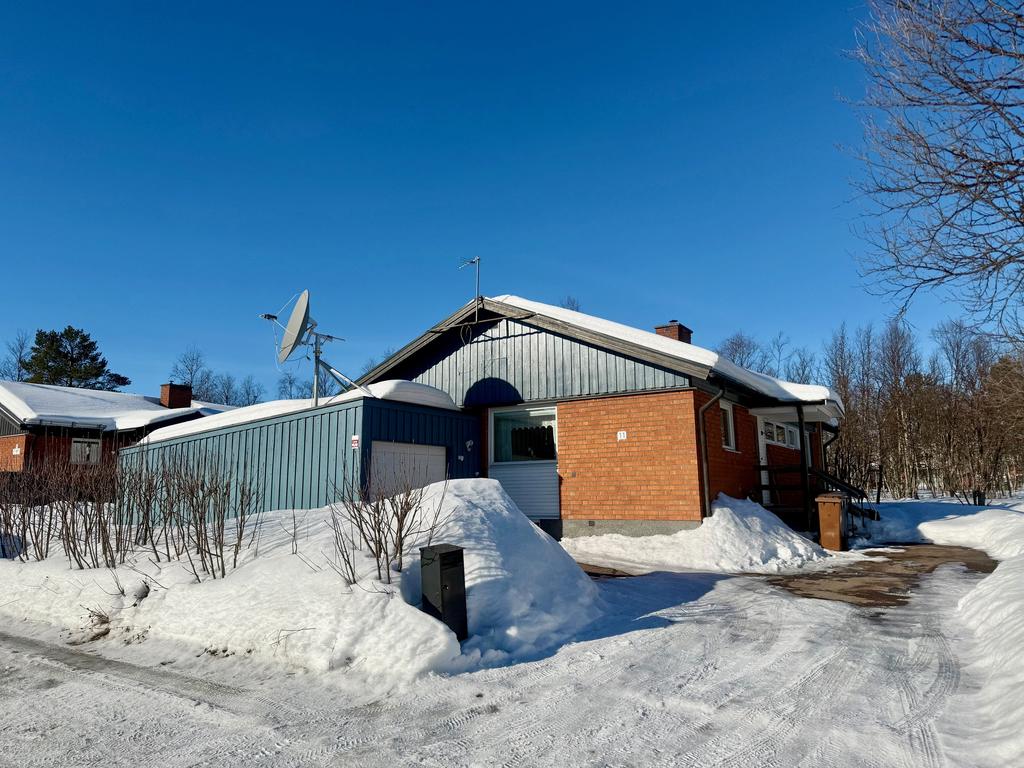 Terrängvägen 11, ett friliggande, rymligt hus mot ytterkant 