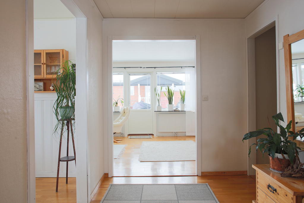 Vy från entrén, vardagsrum rakt fram 