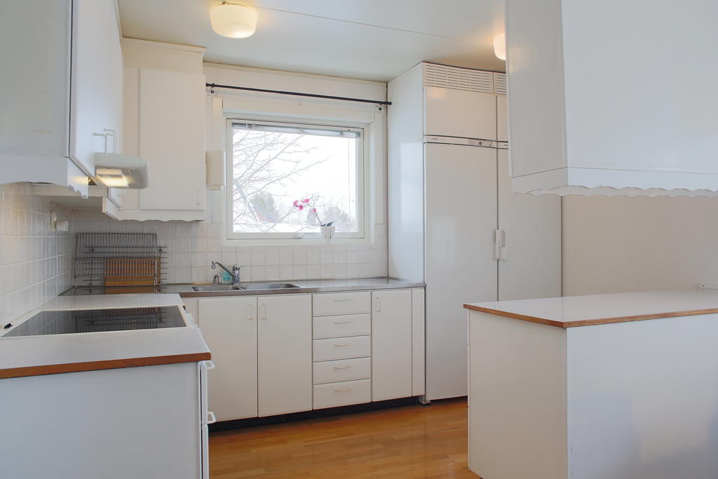 Ljus skåpinredning med nyare skåpluckor cirka 2020 