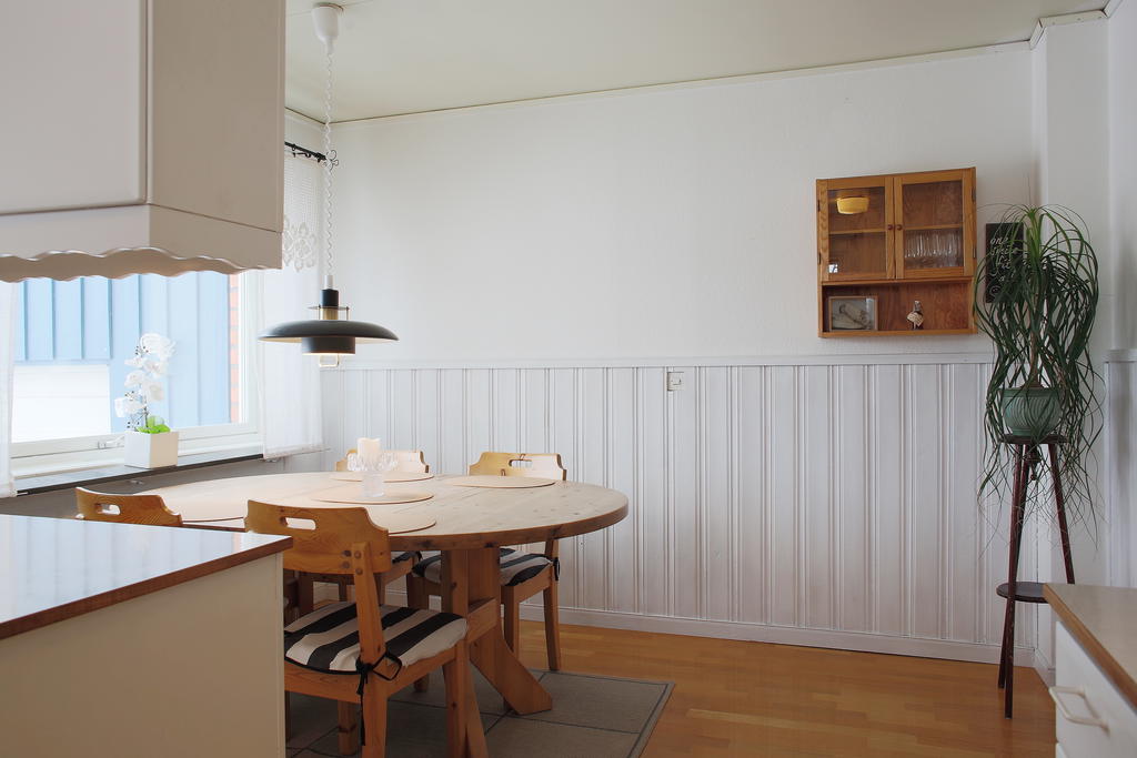 Matbord vid fönstret 