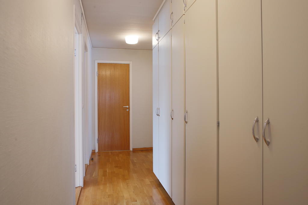 Passage mot sovrummen, garderober i passagen 