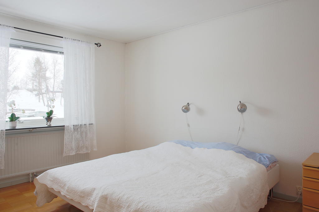 Parkettgolv och ljusa väggar 