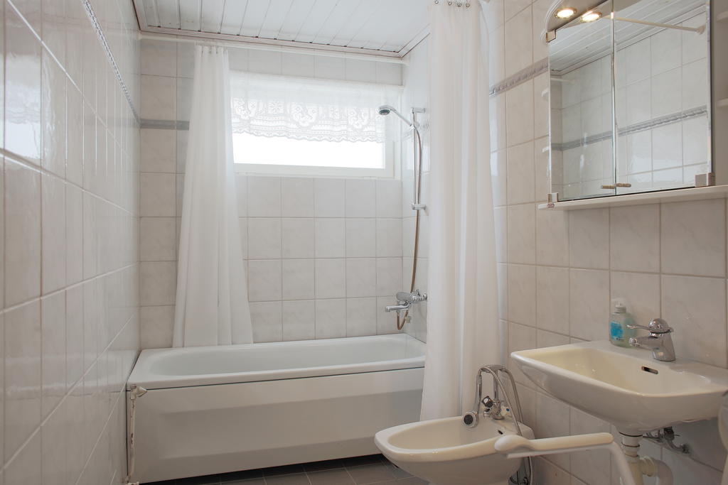 Badrum med kakel, klinker och elburen golvvärme. Osäkert årtal för renoveringen