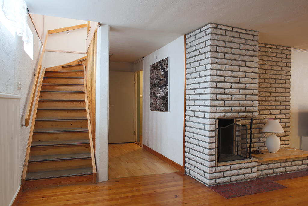 Trappa mellan våningarna och passage mot resterande rum i källaren 