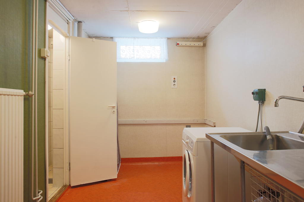 Tvättavdelning med tvättmaskin