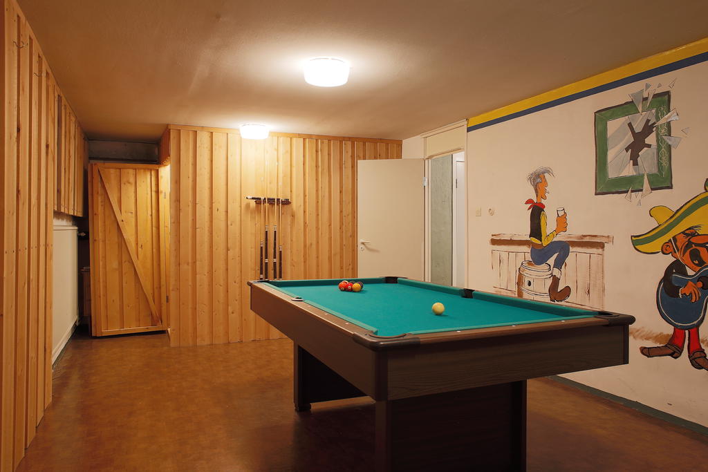 Ingång till förråd/hobbyrum och ytterligare förvaring här 