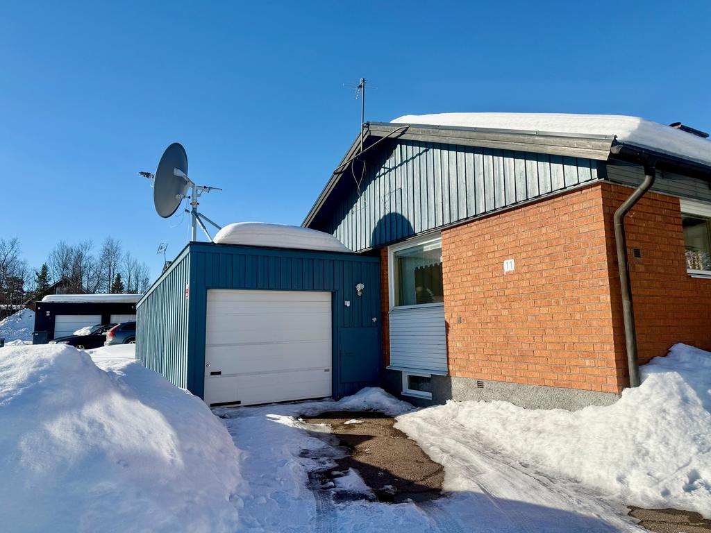 Vidbyggt garage intill huset 