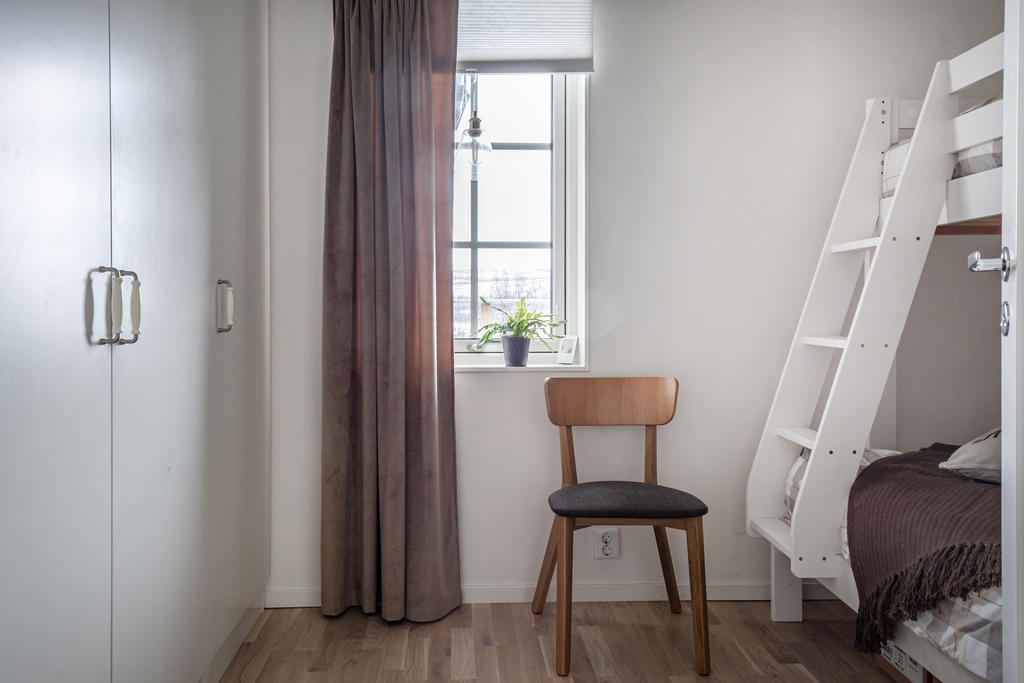 Här finns sovrum 1 med tillgång direkt till hall och badrum. 