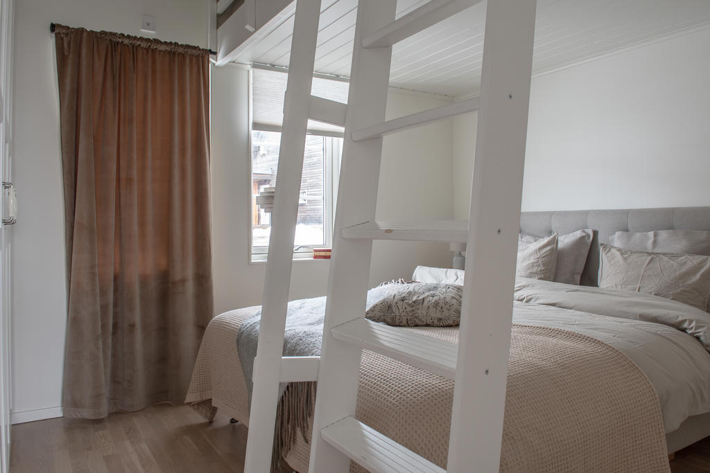 Kolla vad mysigt sovrum 2, samma praktiska sovloft som sovrum 3! 