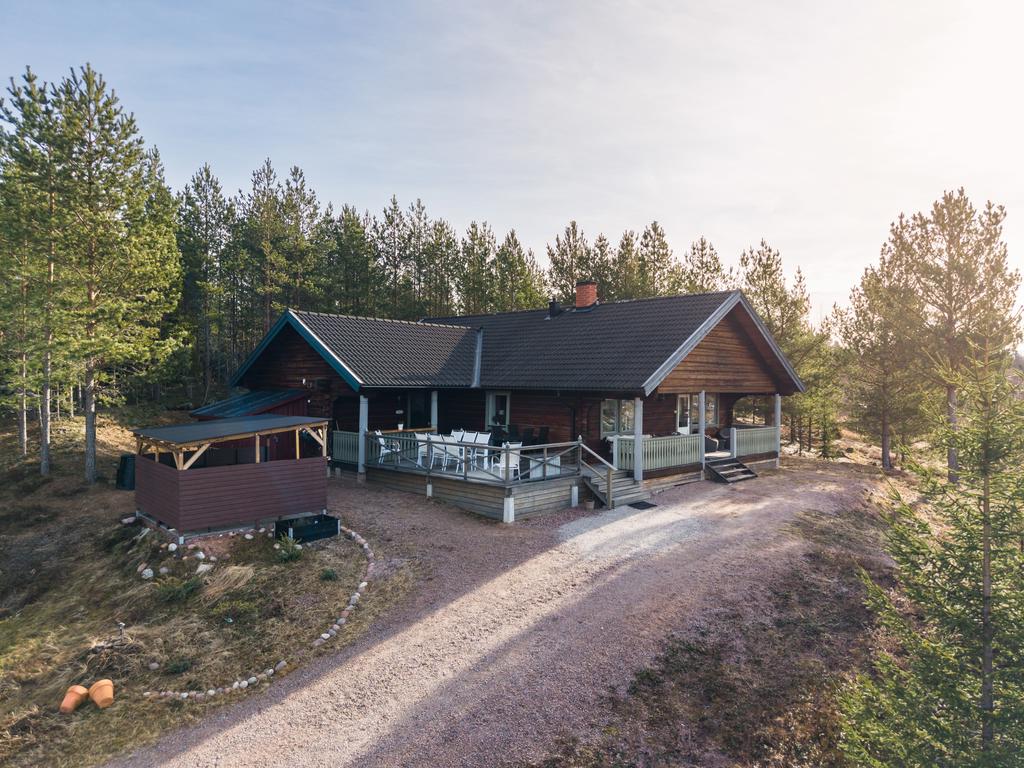 Rejäl timmervilla i ett plan