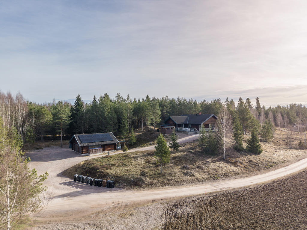 Renoverad timmervilla med dubbelgarage och högt, fritt läge